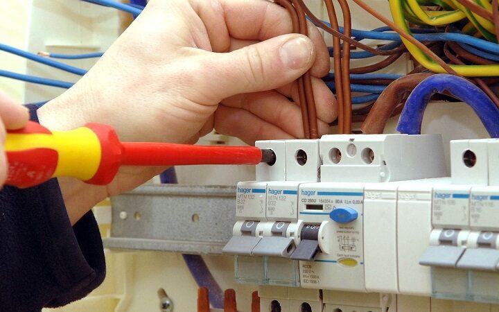 Choose the Best Electricians for Home Electrical Works