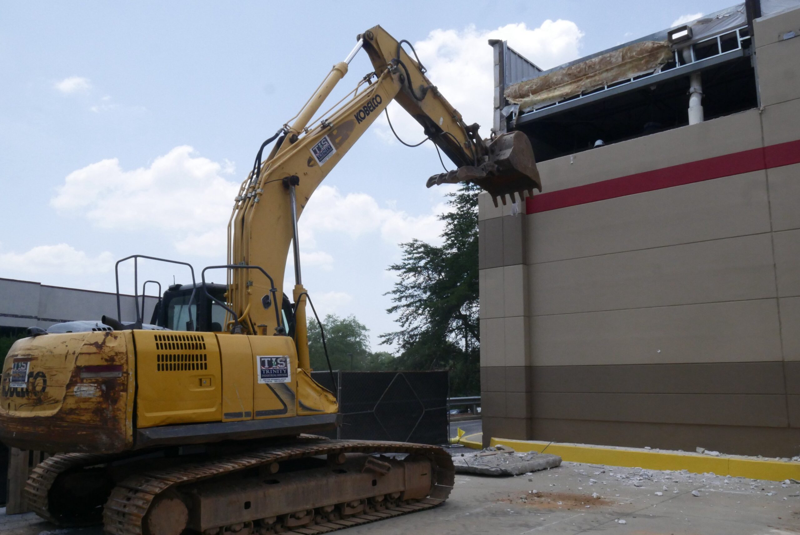 Demolition and Environmental Responsibility: Minimizing Impact